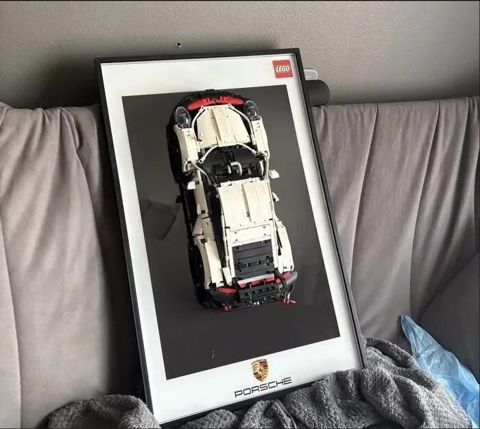 Дисплей BrickFrame с моделью Porsche 911 RSR у покупателя дома