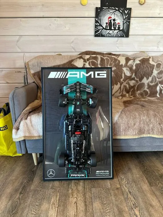 Дисплей BrickFrame с Mercedes AMG F1 в комнате